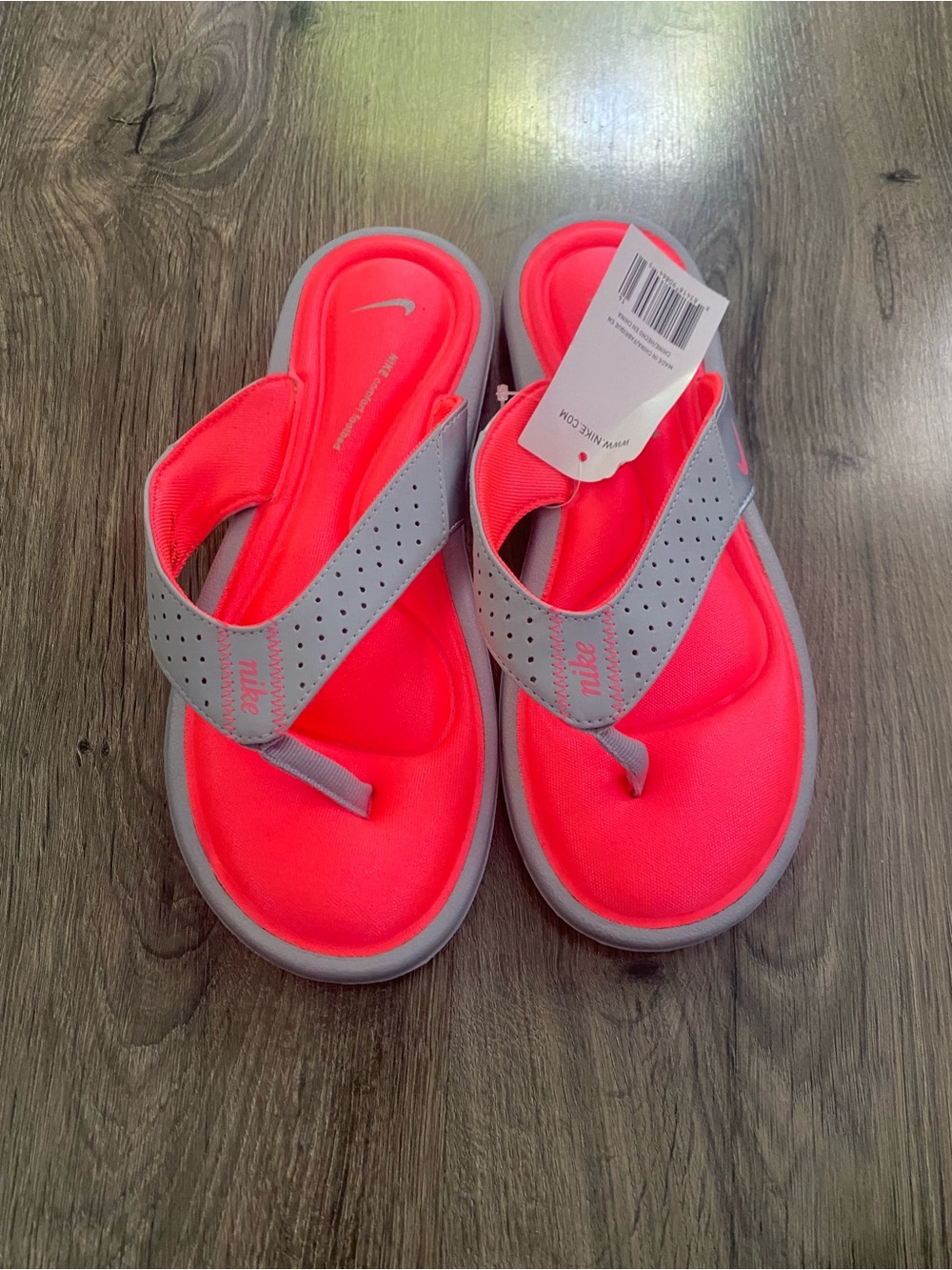 Nike Women’s Comfort Thong Sandal Wolf Grey/Hot Punch NWT